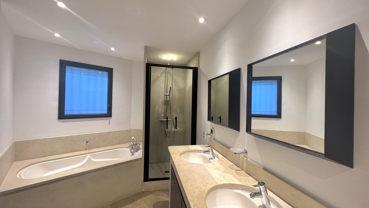 Photo of Bathroom in Biot