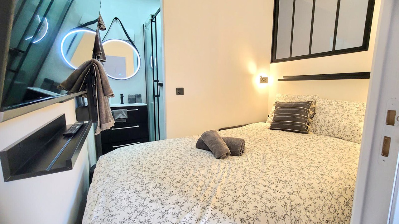 Photo of Bedroom in Antibes City Centre
