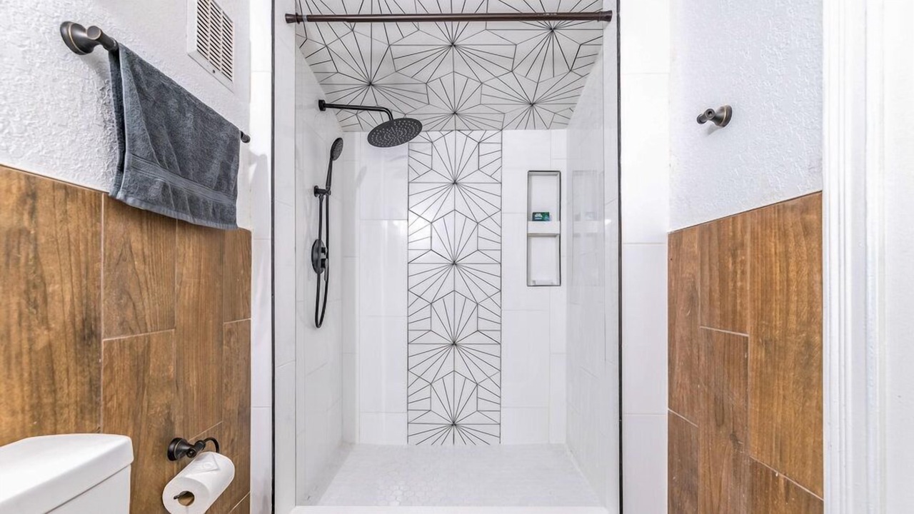 Photo of Bathroom in Azalea Park