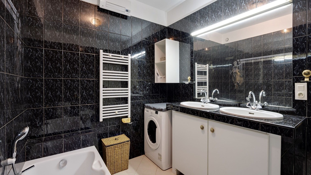 Photo of Bathroom in Drap