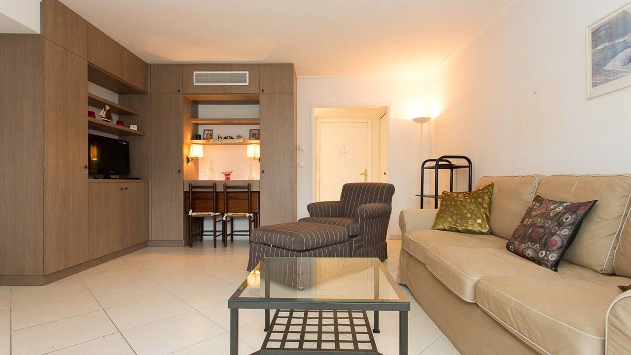 Photo of Livingroom in California - Pezou