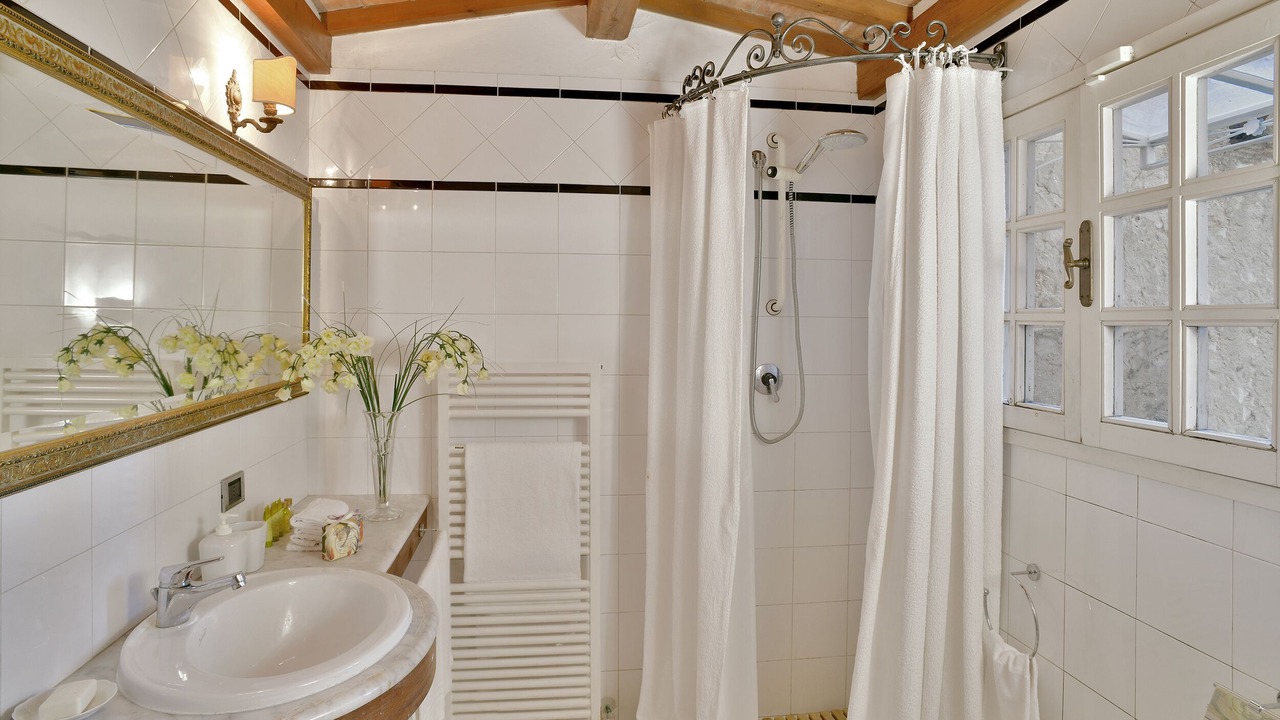 Photo of Bathroom in Lari