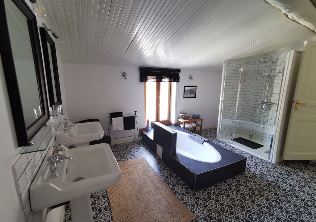Photo of Bathroom in Drap