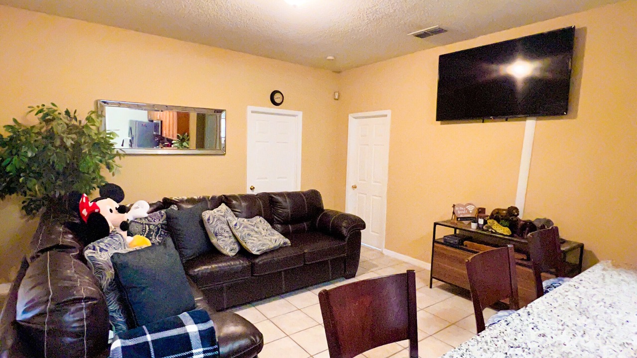 Photo of Livingroom in Crescent Lakes