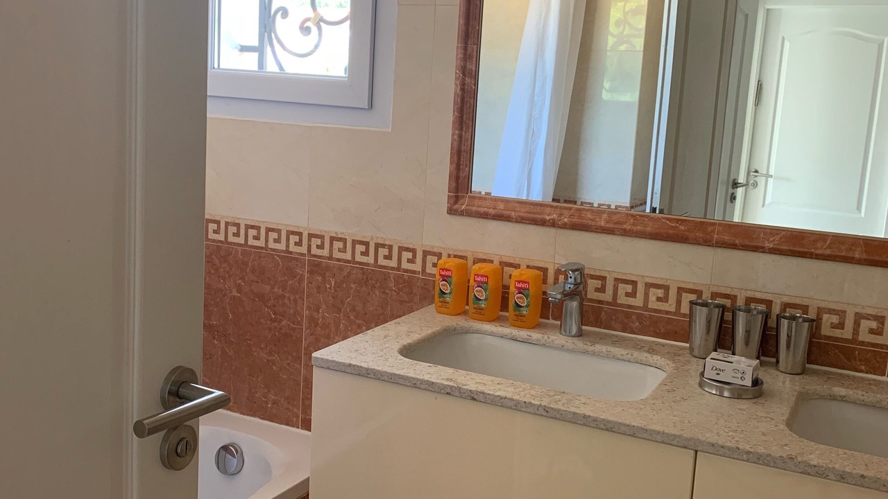 Photo of Bathroom in California - Pezou