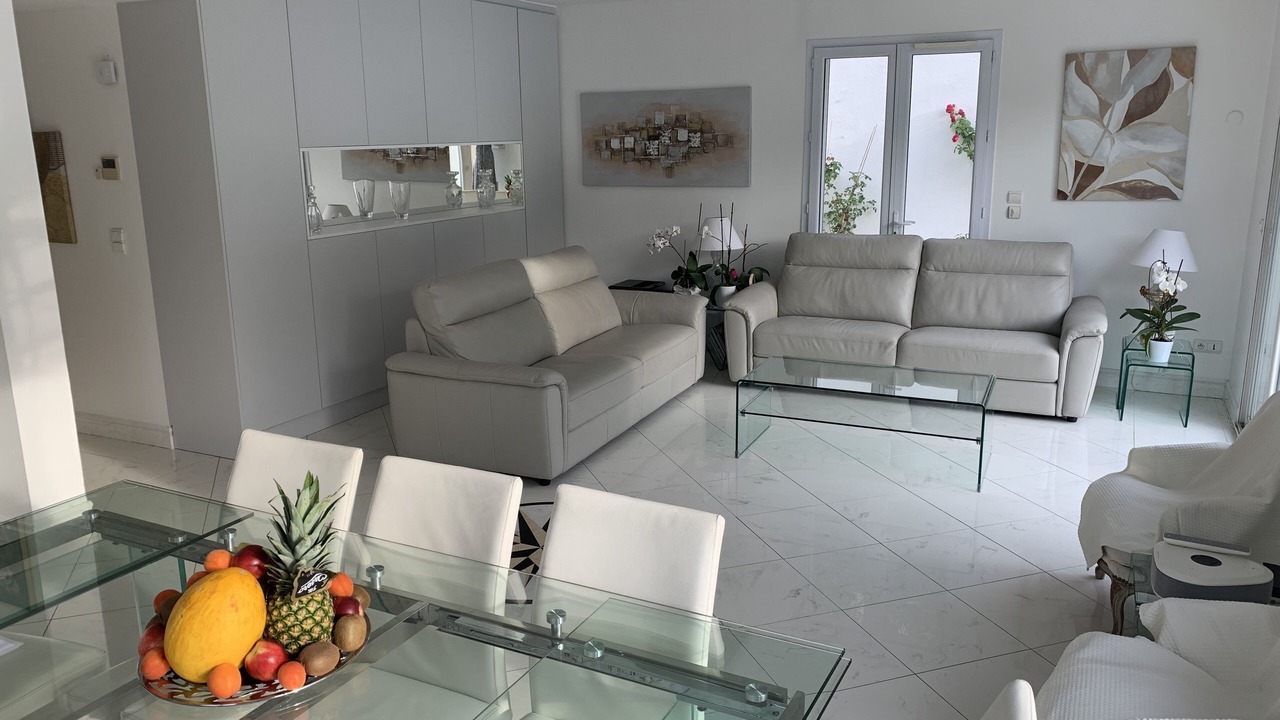 Photo of Livingroom in California - Pezou