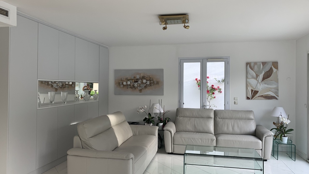 Photo of Livingroom in California - Pezou