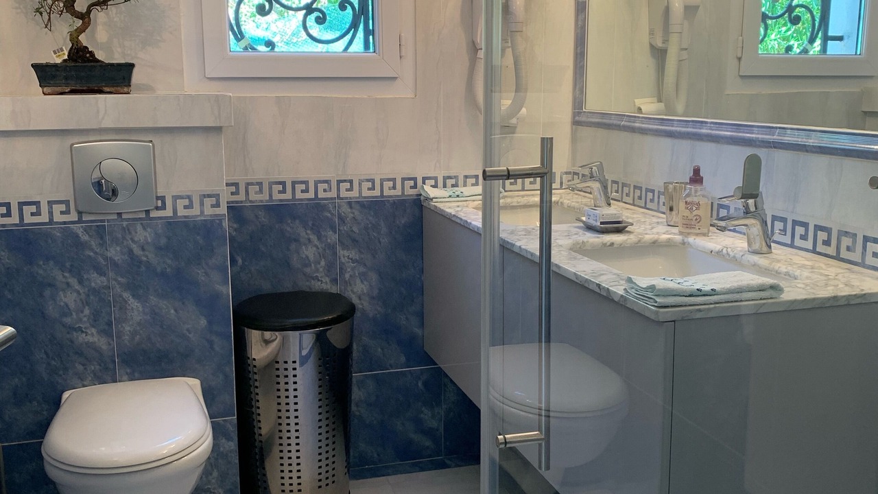 Photo of Bathroom in California - Pezou