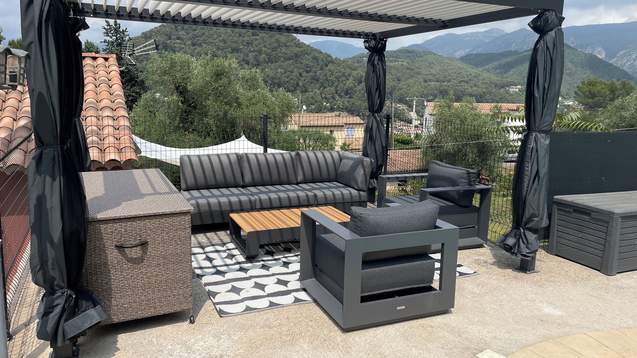 Photo of Patio Balcony in Drap