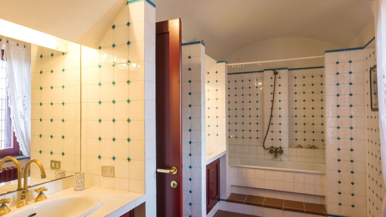 Photo of Bathroom in Lari