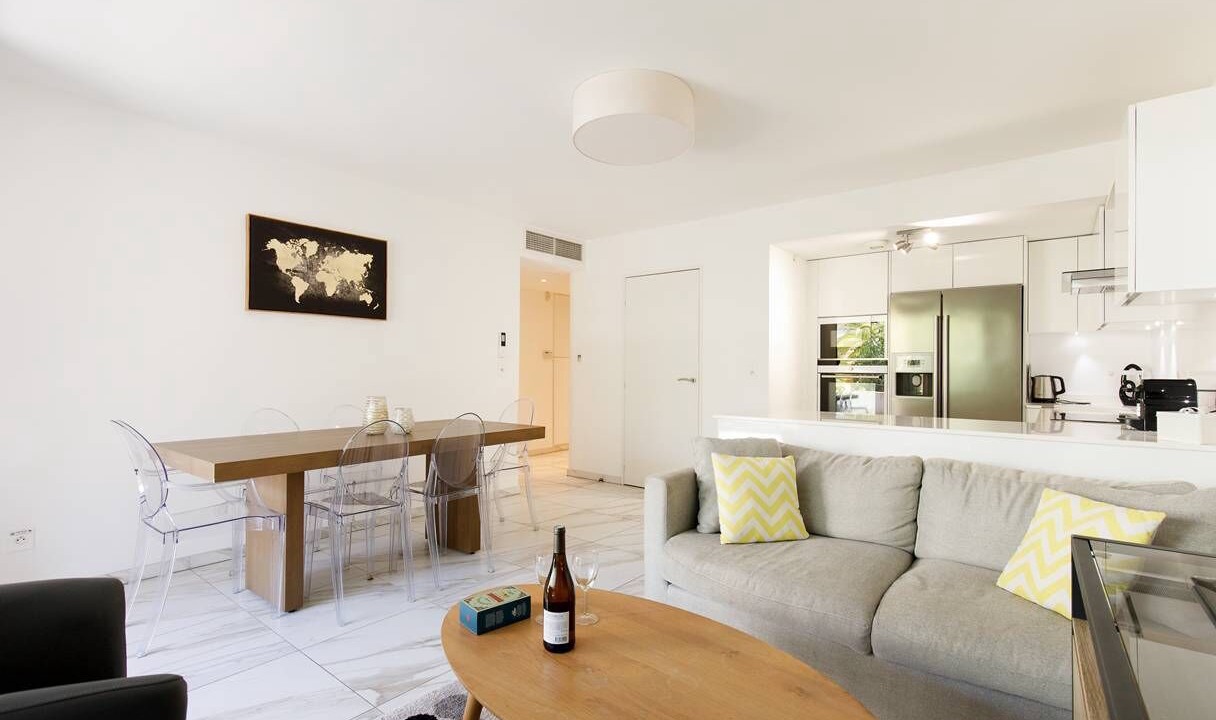 Photo of Livingroom in California - Pezou