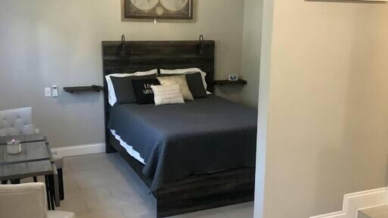 Photo of Bedroom in Azalea Park