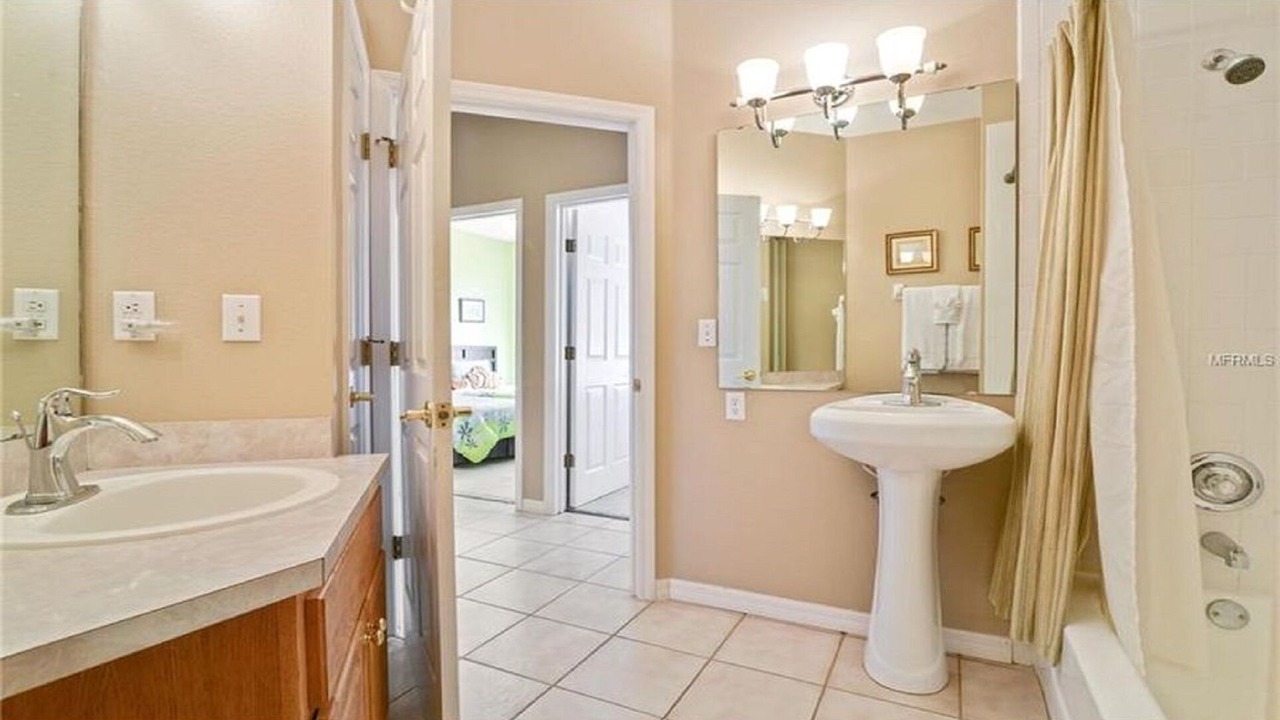 Photo of Bathroom in Sunset Lakes