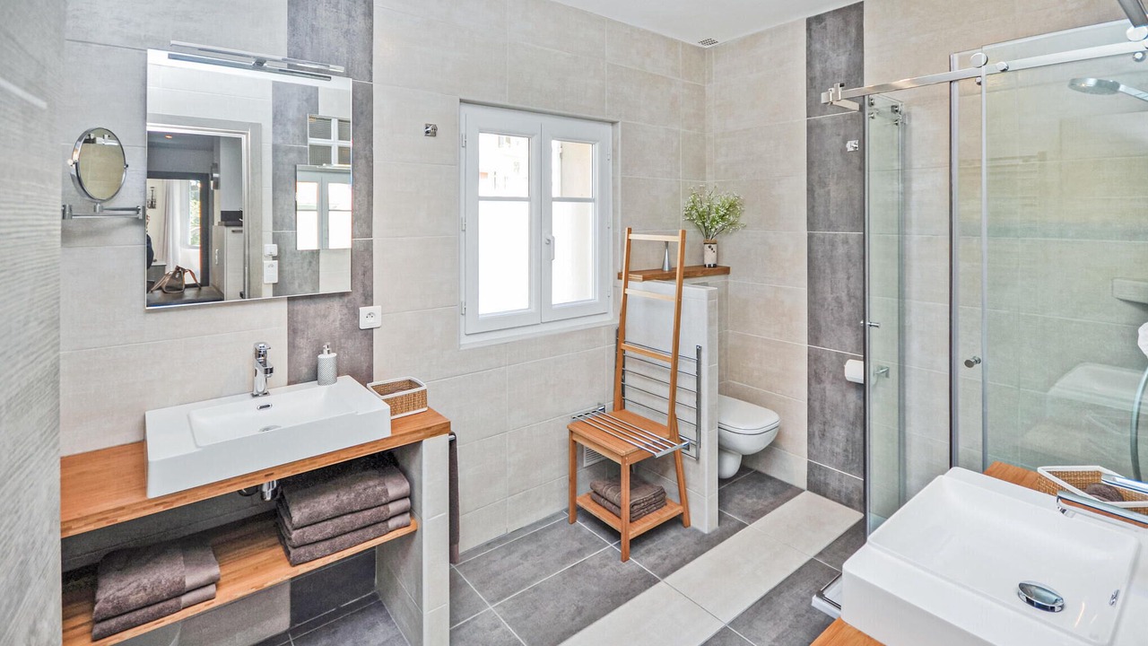Photo of Bathroom in California - Pezou