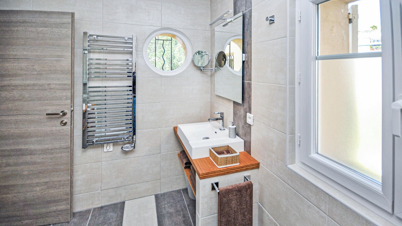 Photo of Bathroom in California - Pezou