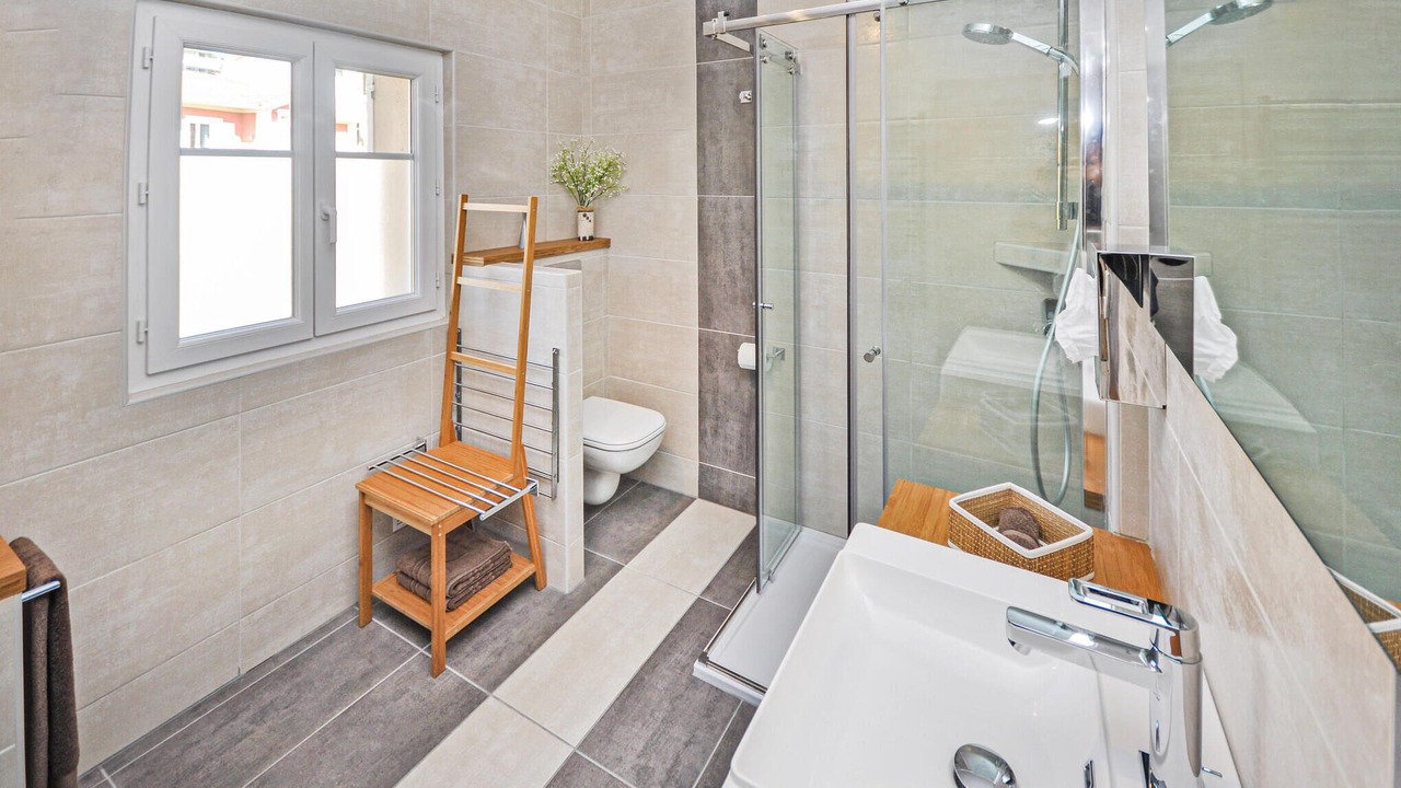 Photo of Bathroom in California - Pezou