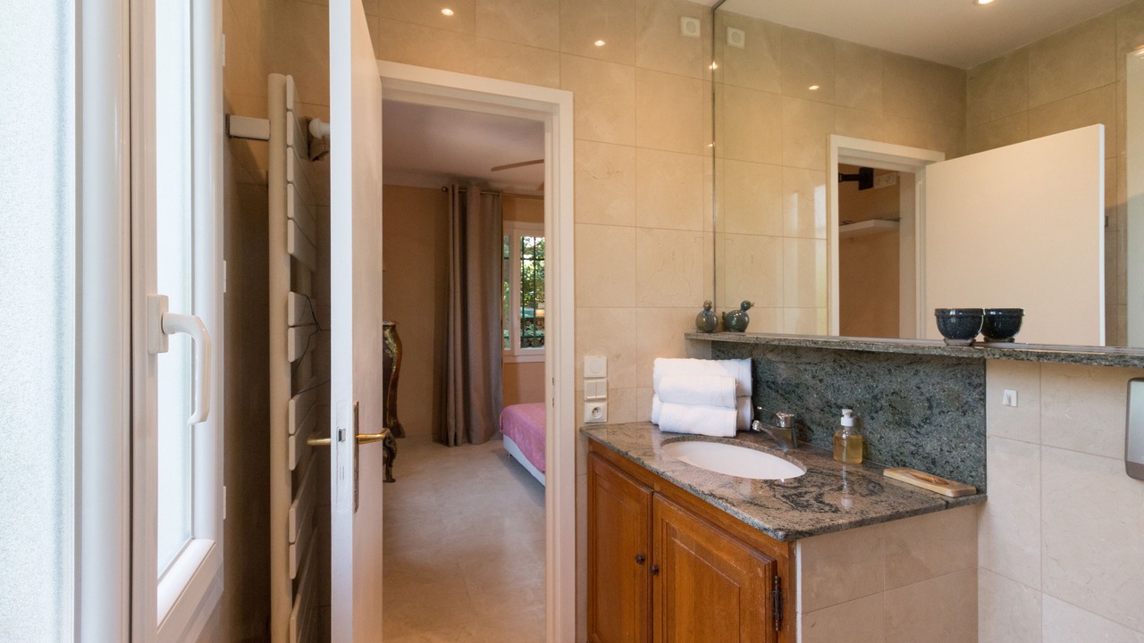 Photo of Bathroom in California - Pezou