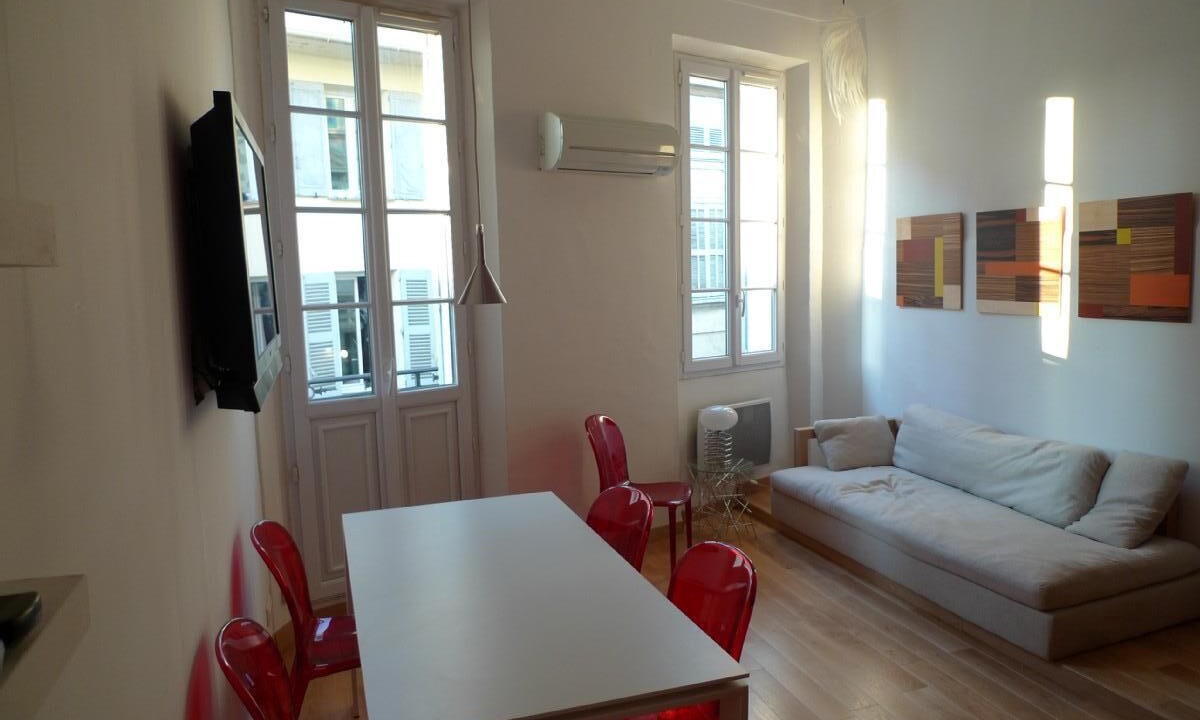Photo of Bedroom in Cannes City Centre