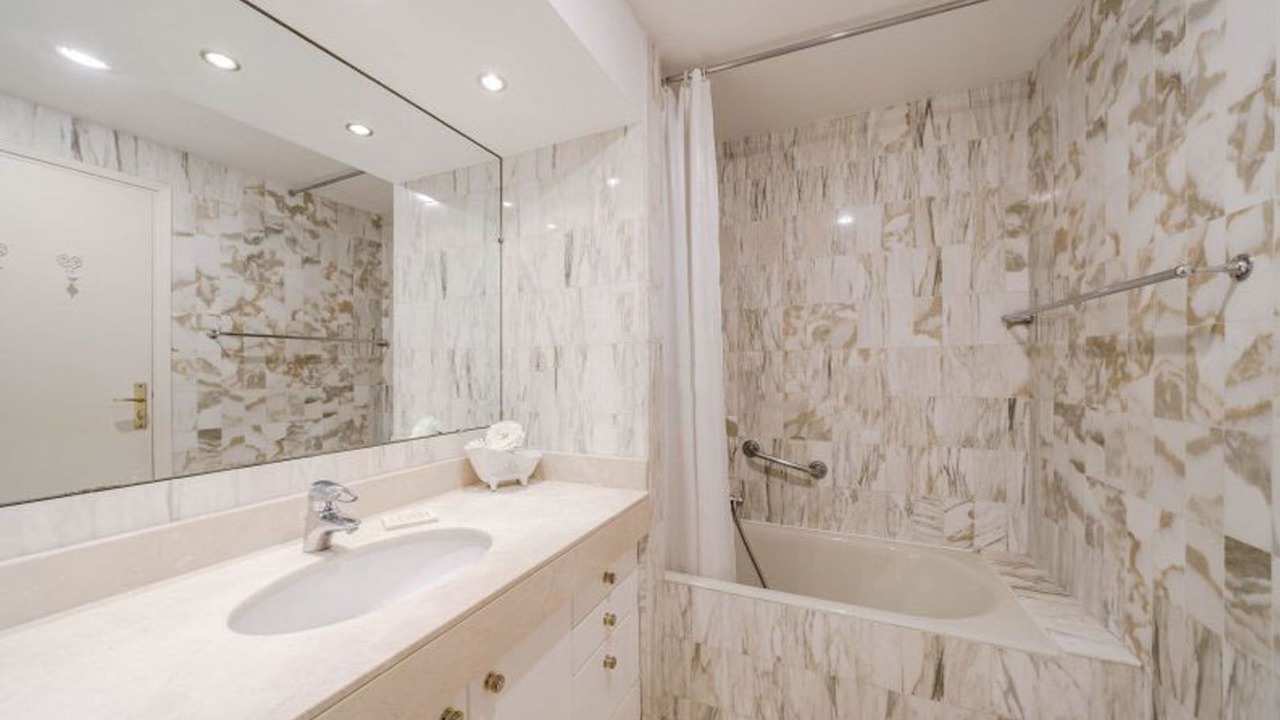 Photo of Bathroom in California - Pezou