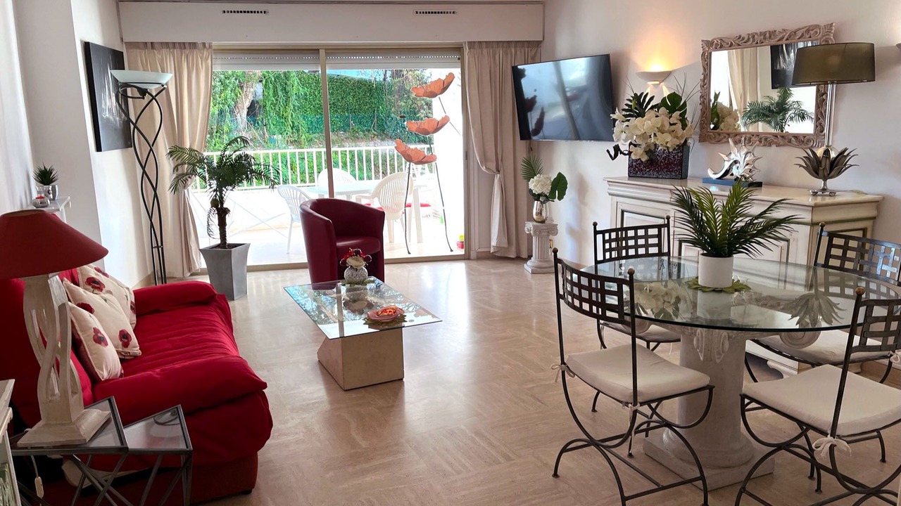 Photo of Livingroom in California - Pezou