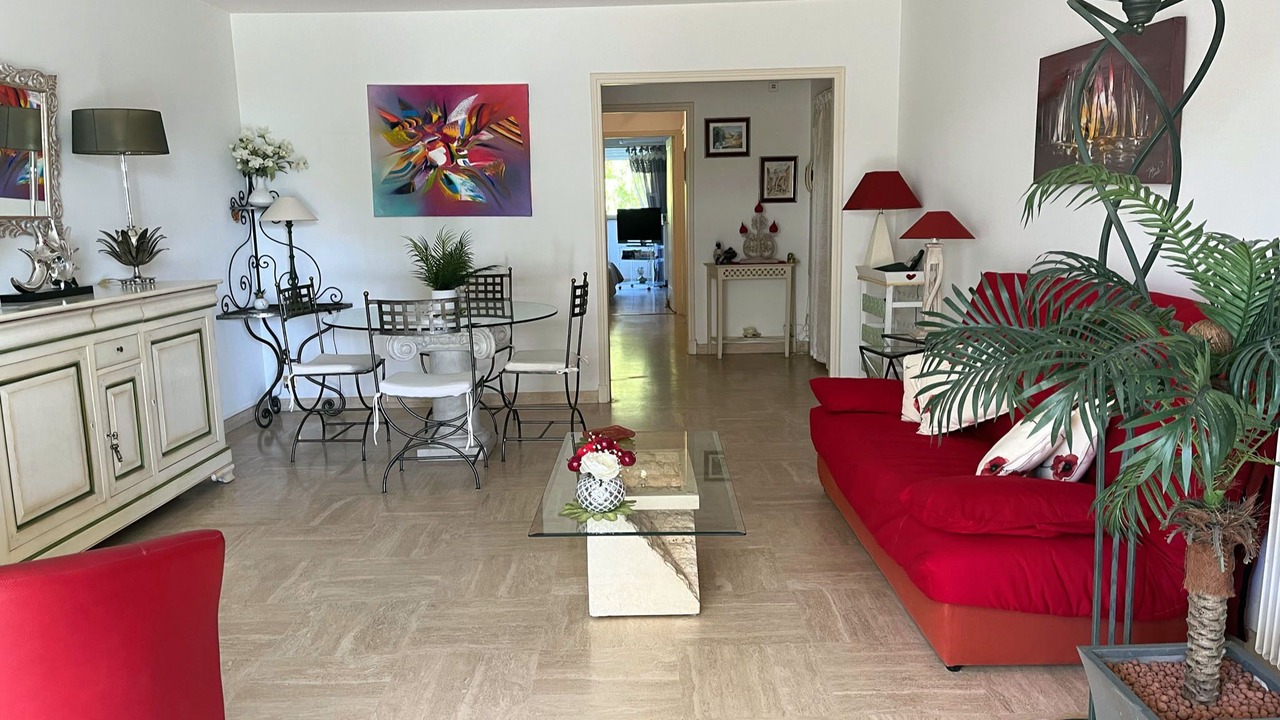 Photo of Livingroom in California - Pezou