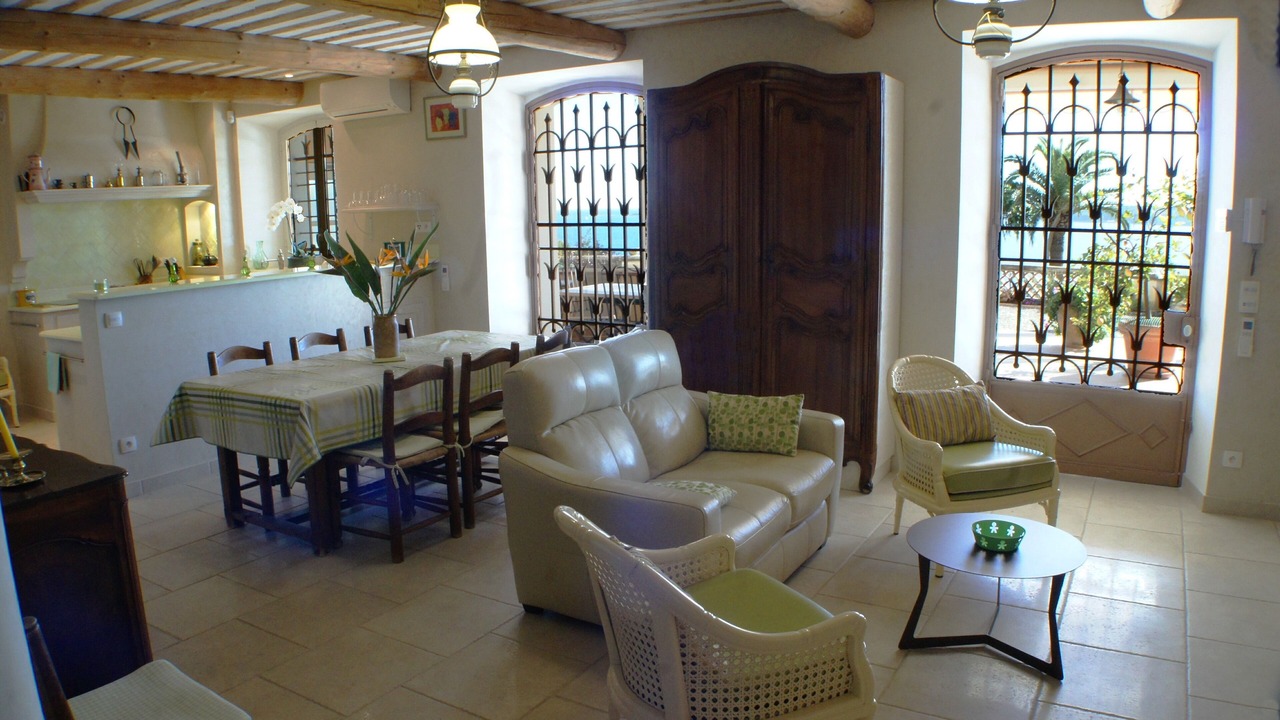 Photo of Livingroom in California - Pezou