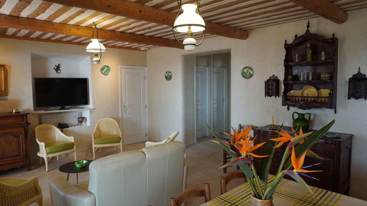 Photo of Livingroom in California - Pezou
