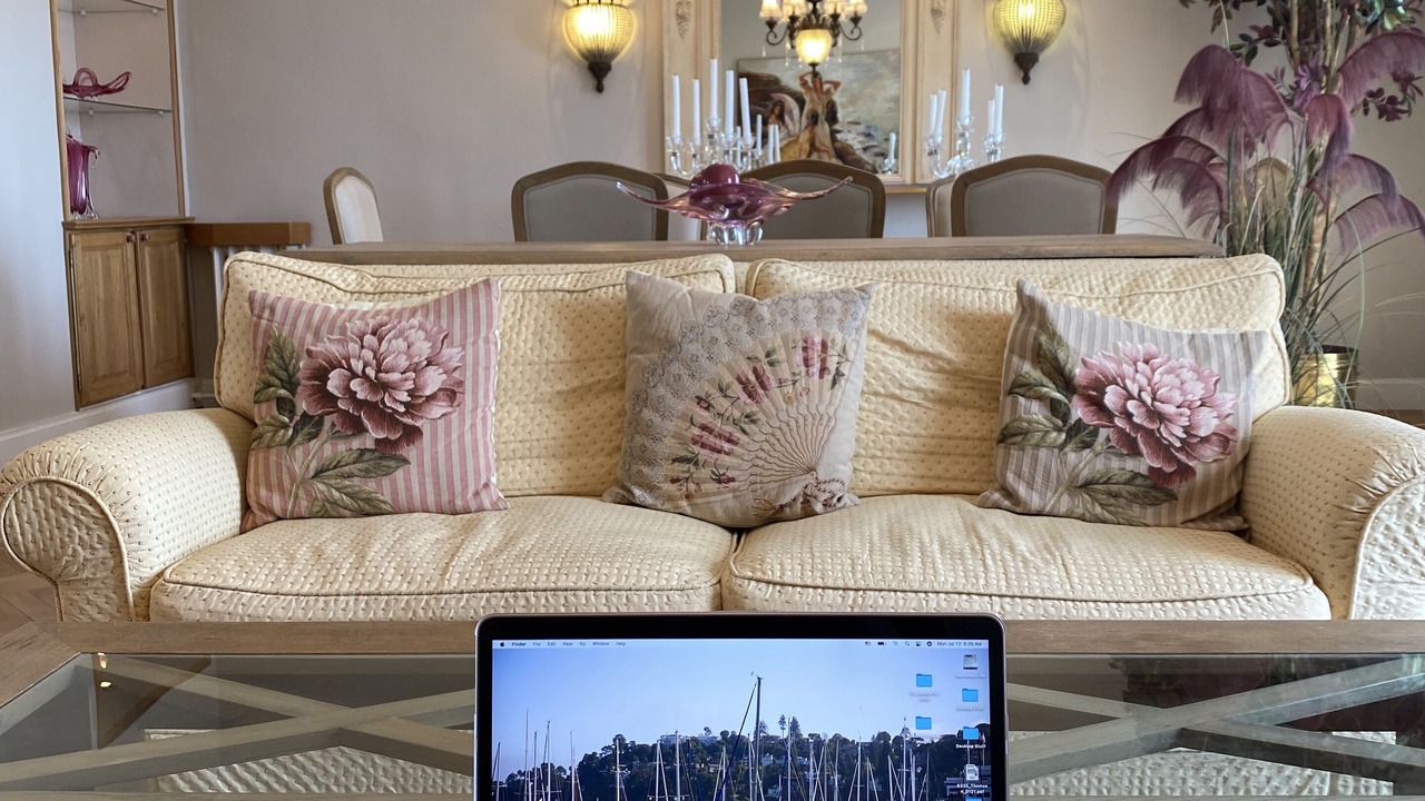 Photo of Livingroom in California - Pezou