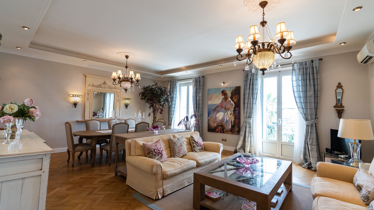 Photo of Livingroom in California - Pezou