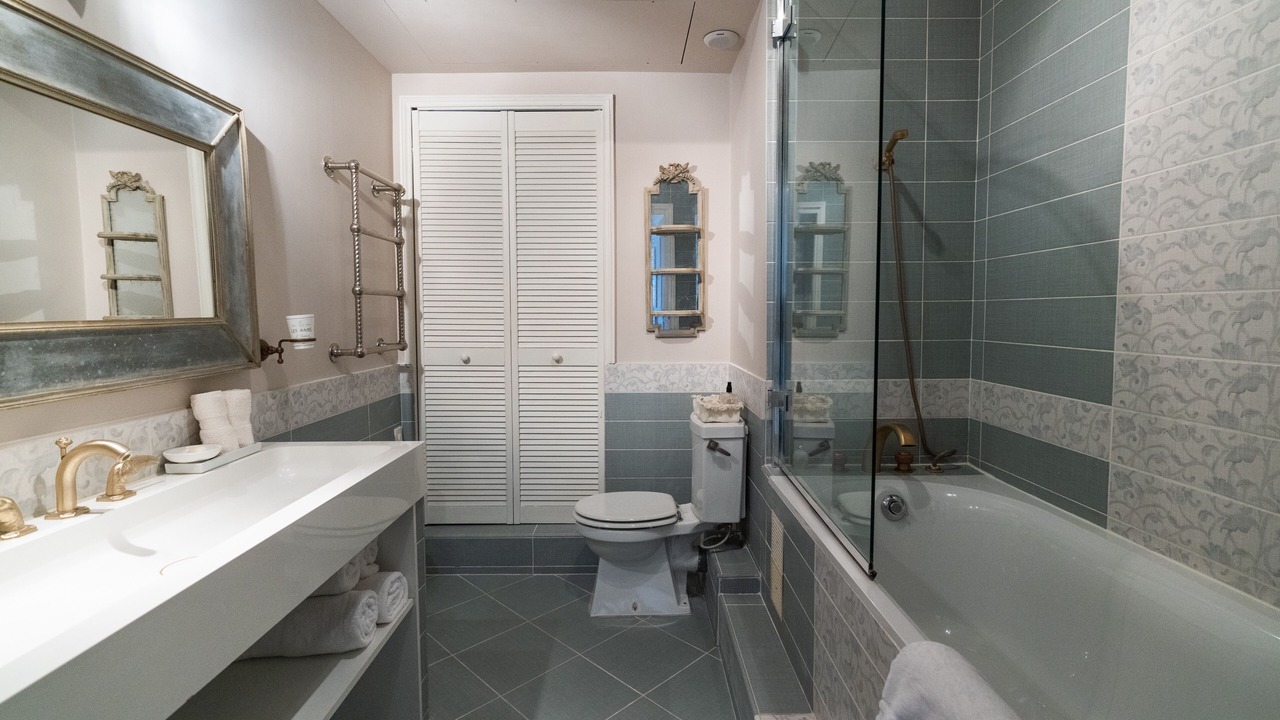 Photo of Bathroom in California - Pezou