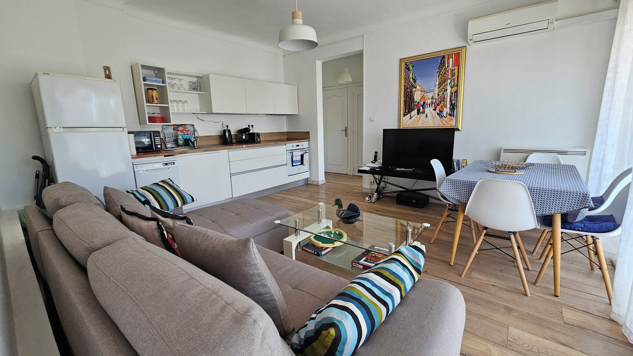 Photo of Livingroom in California - Pezou