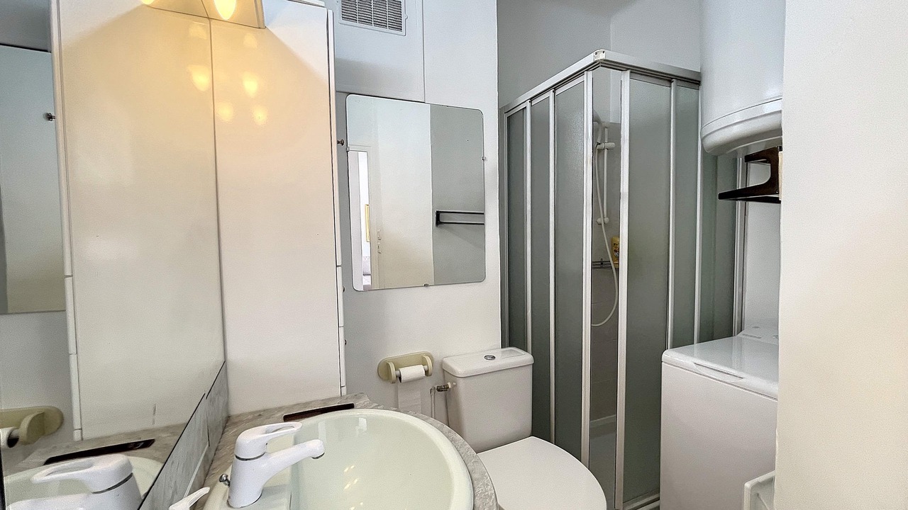 Photo of Bathroom in California - Pezou