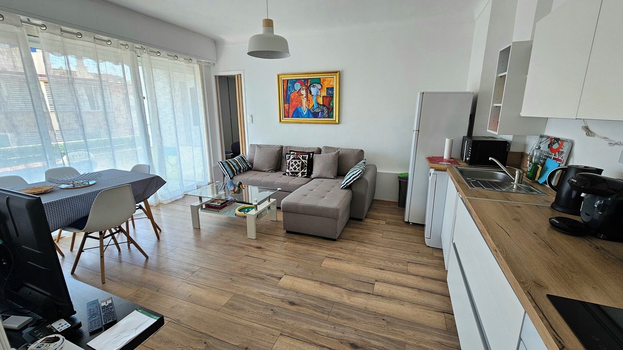 Photo of Livingroom in California - Pezou