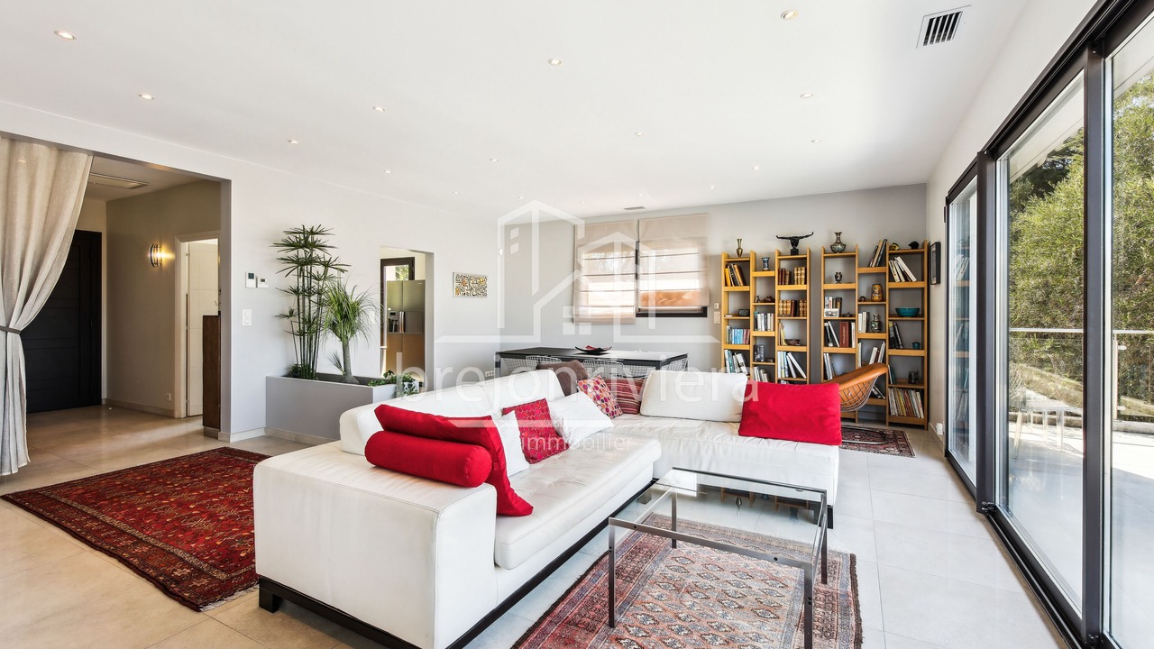 Photo of Livingroom in California - Pezou