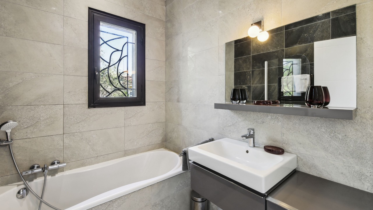 Photo of Bathroom in California - Pezou