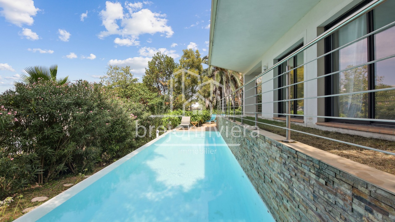 Photo of Outdoor in California - Pezou