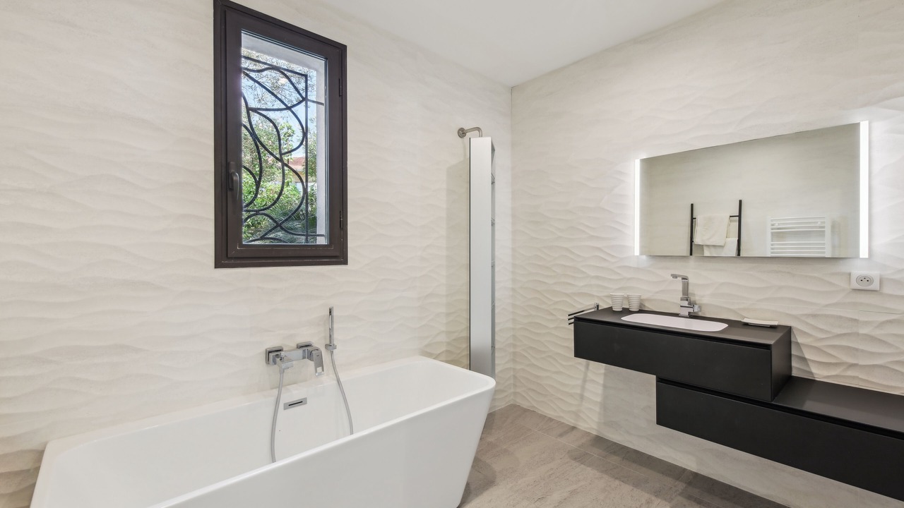 Photo of Bathroom in California - Pezou