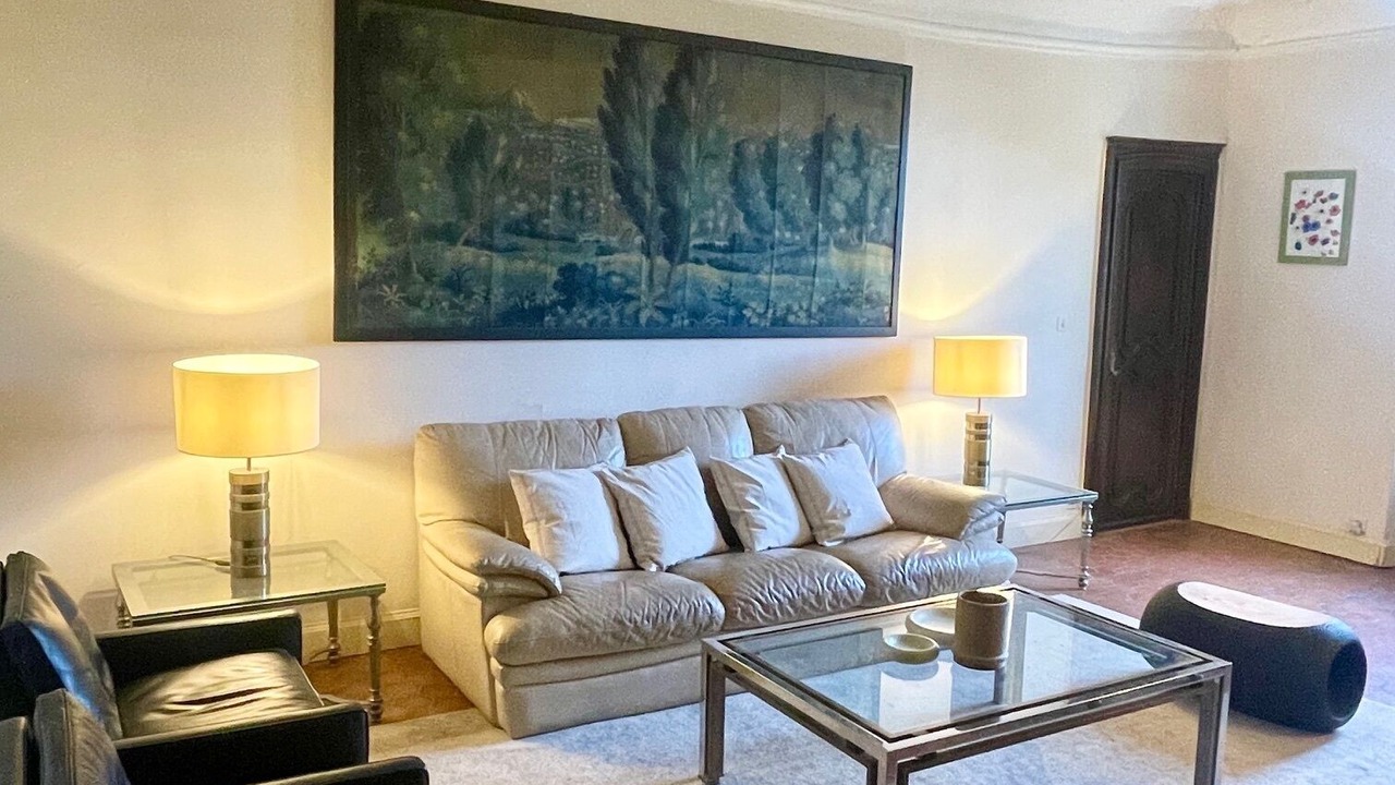 Photo of Livingroom in Gairaut
