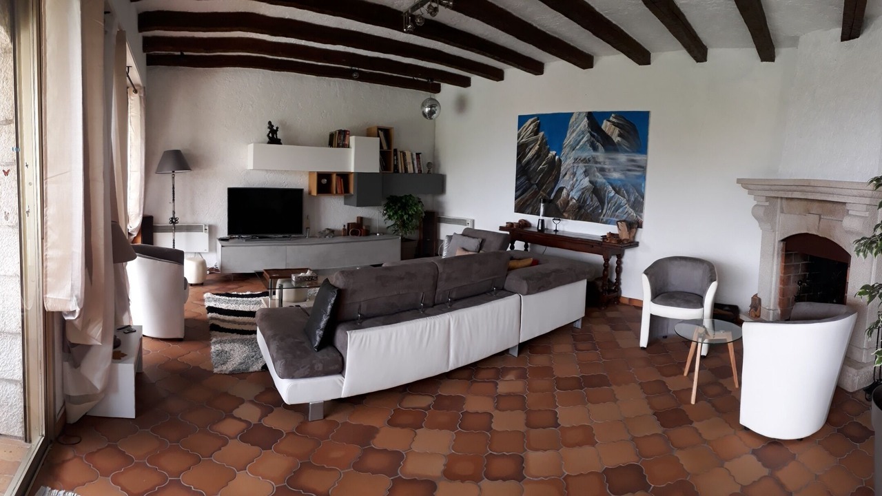 Photo of Livingroom in Gairaut