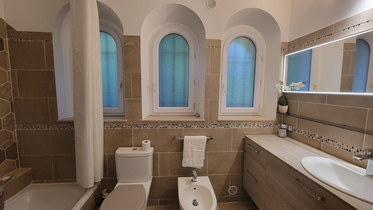 Photo of Bathroom in Gairaut