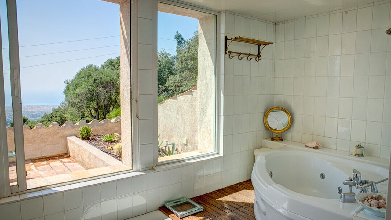 Photo of Bathroom in Gairaut