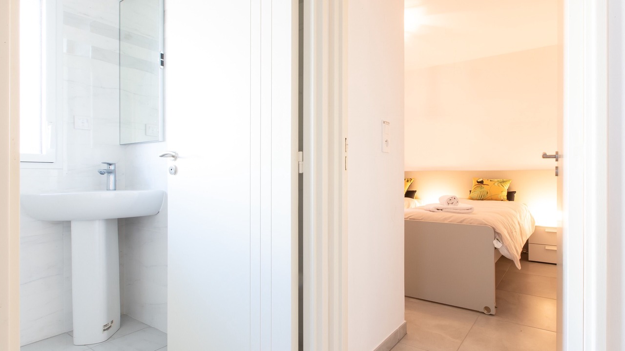 Photo of Bathroom in California - Pezou