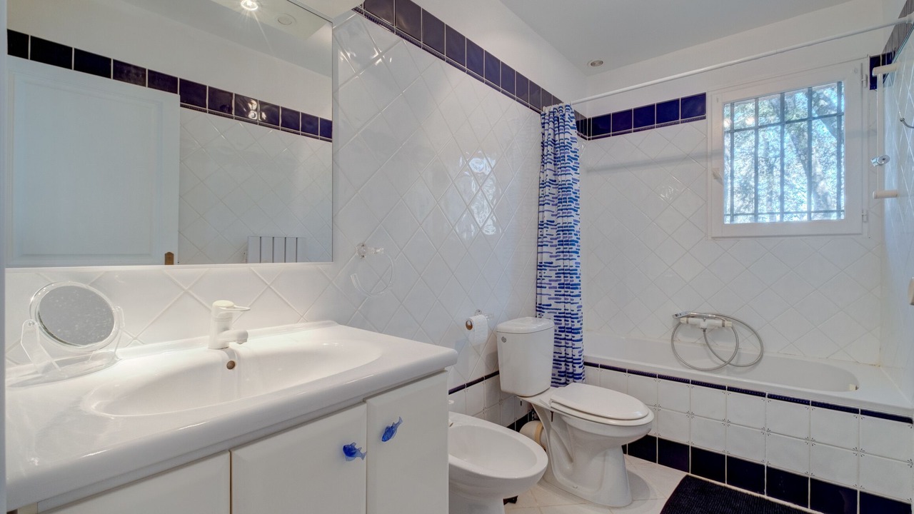 Photo of Bathroom in Bagnols-en-Foret