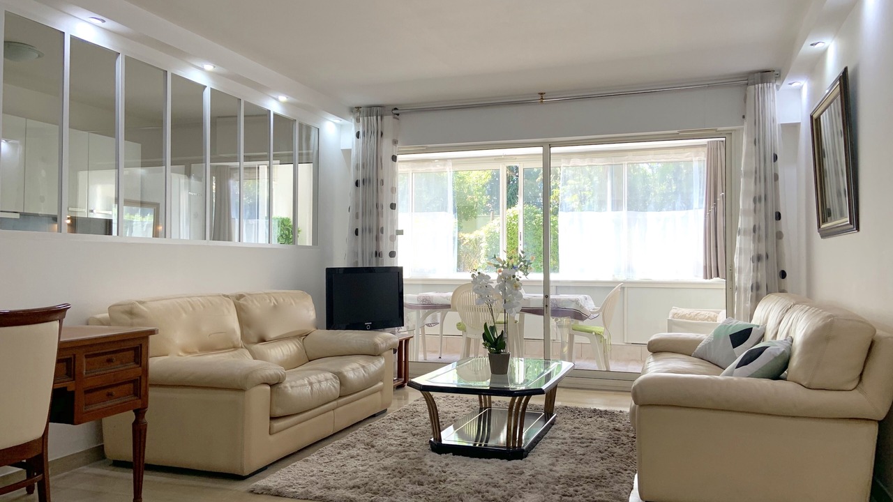 Photo of Livingroom in Prado - Republique
