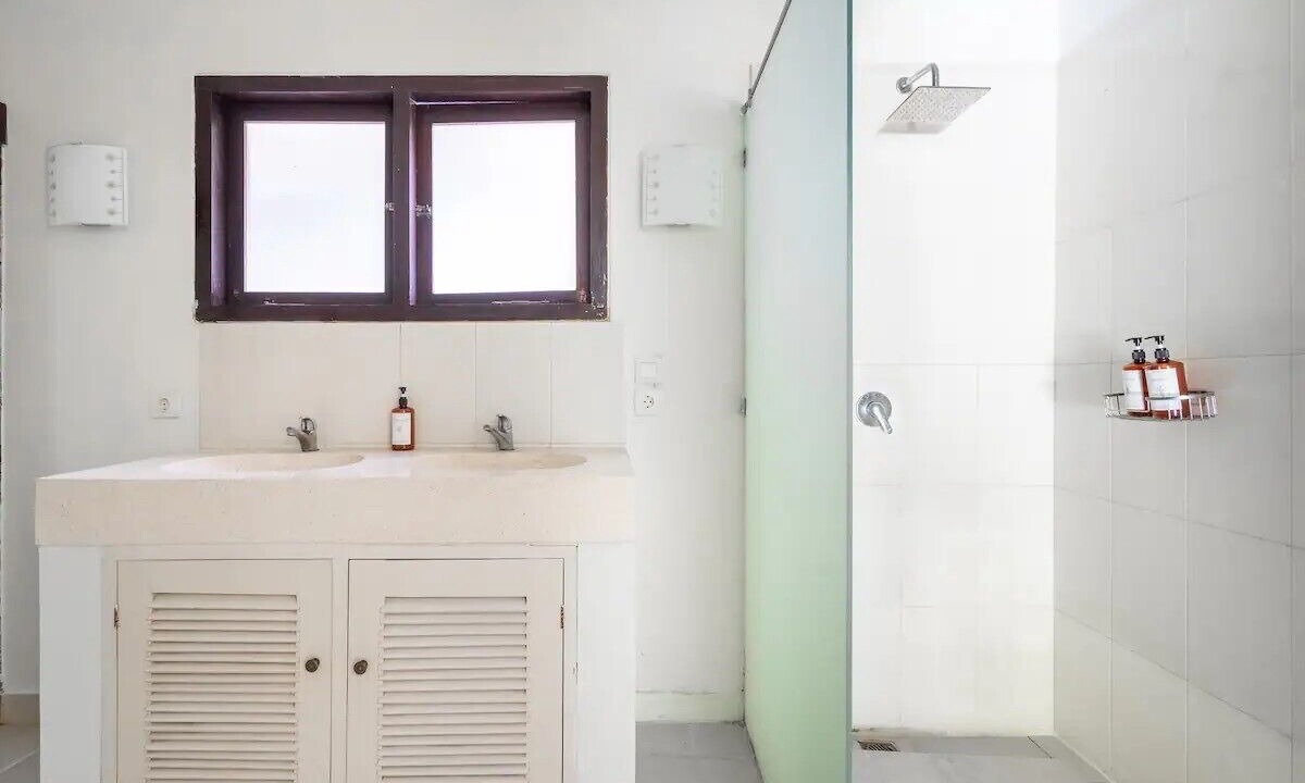 Photo of Bathroom in Sunset Road