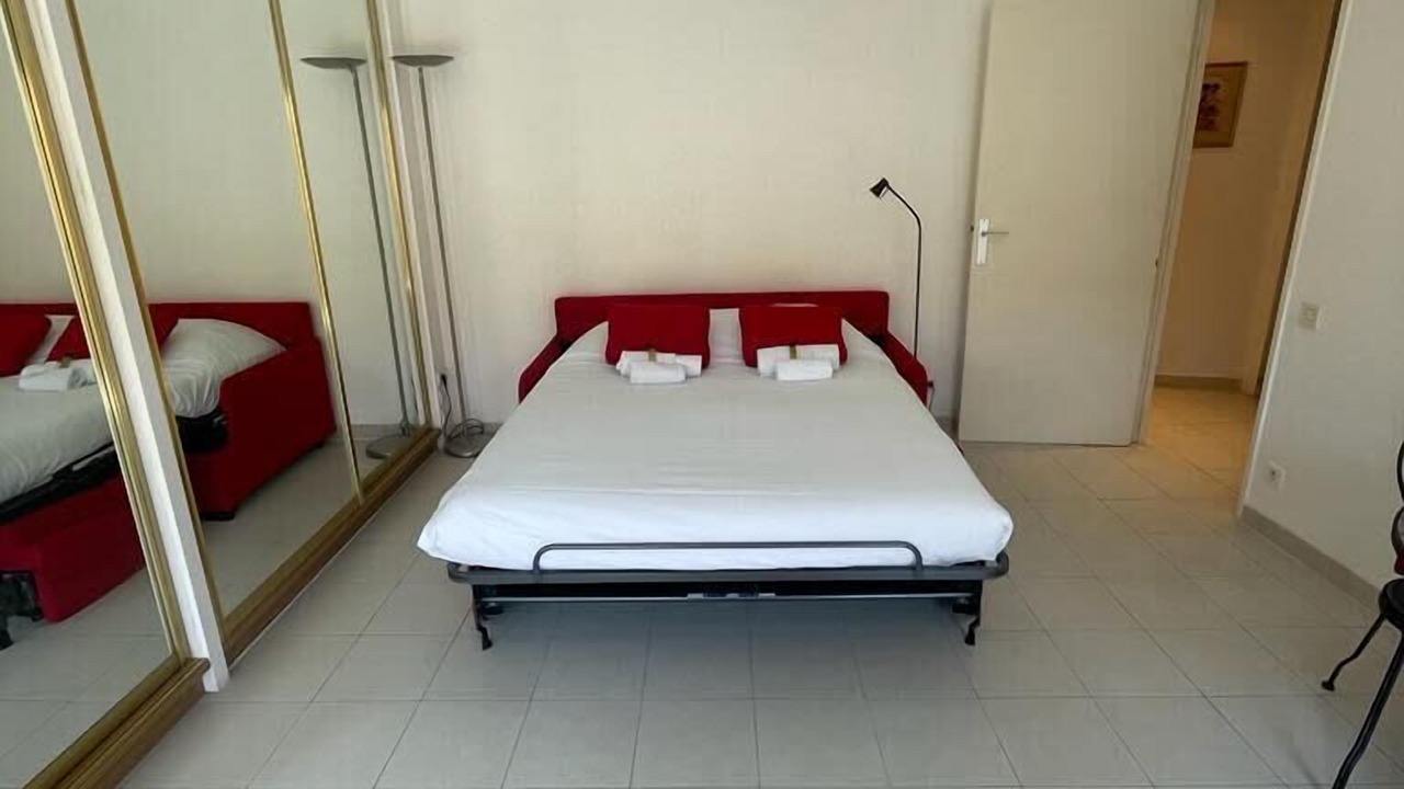 Photo of Bedroom in Cannes City Centre