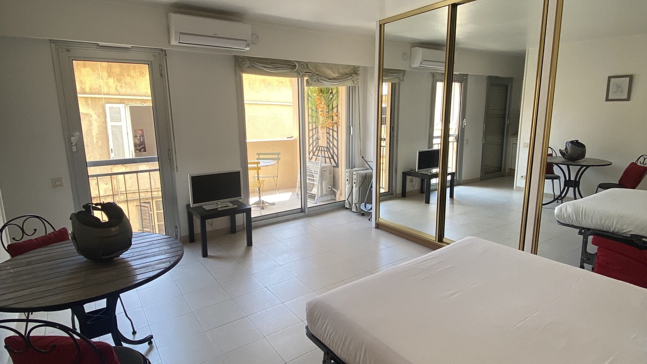 Photo of Bedroom in Cannes City Centre