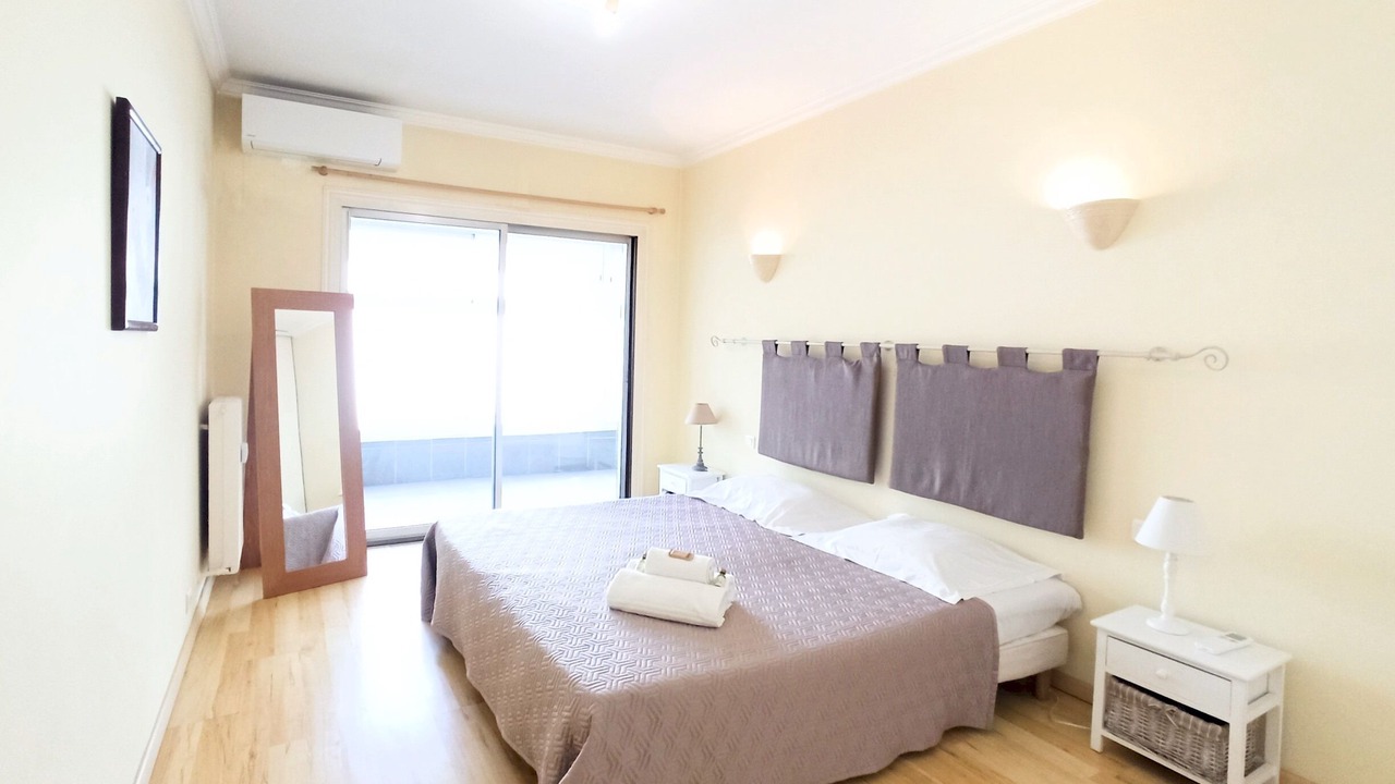 Photo of Bedroom in Cannes City Centre