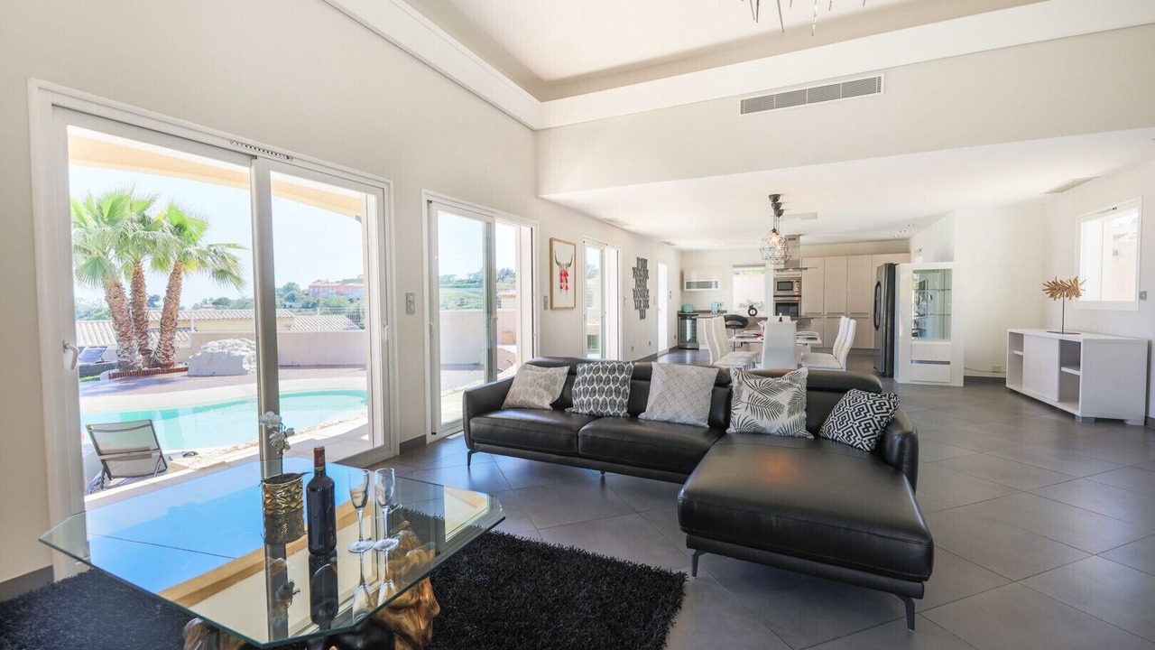 Photo of Livingroom in Saint Pierre de Feric