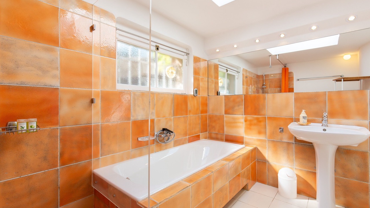 Photo of Bathroom in California - Pezou